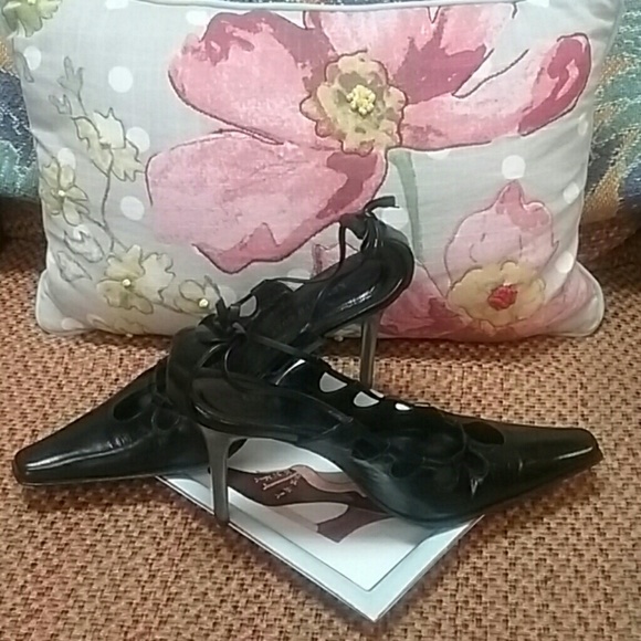 KENNETH COLE STRAPPY PUMPS - Picture 2 of 6